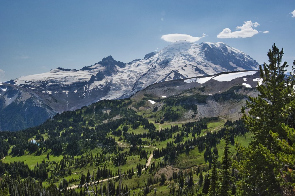Yakima Park, 27 mm View, Mount Rainier NP, WA
2014/08/01 18:16:09 - 17:35:42