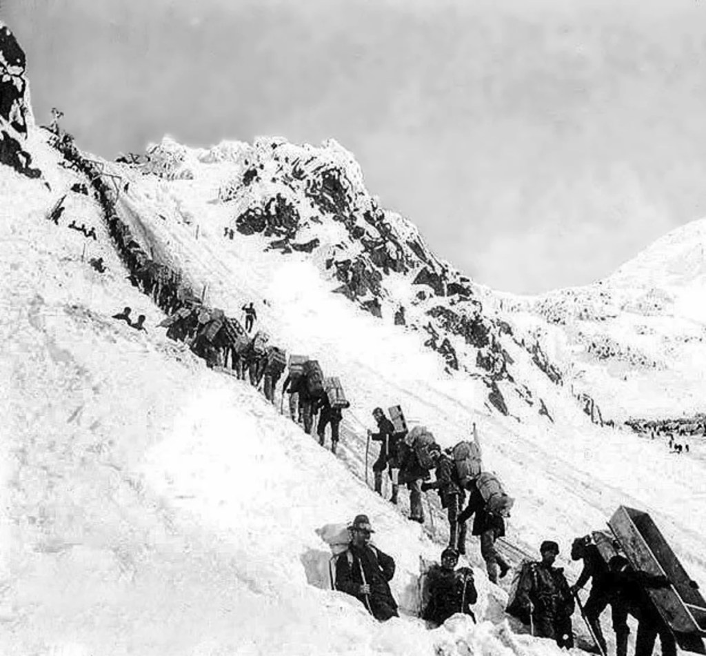 Prospectors climbing Chilkoot Pass, Yukon 1898 © Public Domain 	
University of Washington Libraries