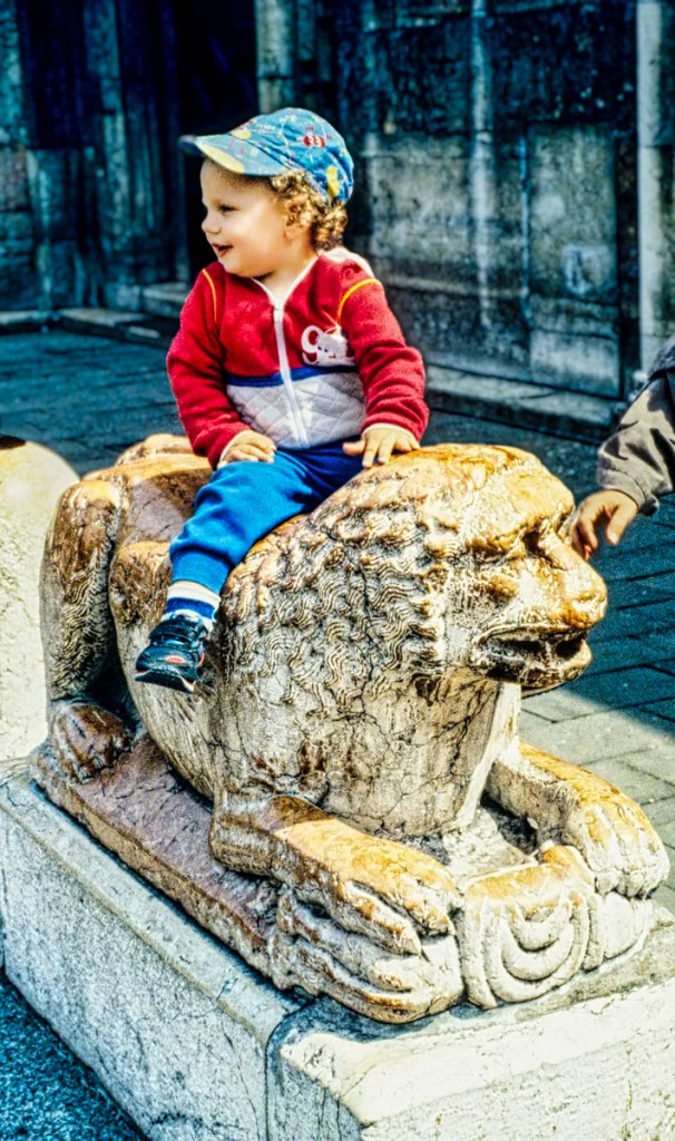 Lion Riding, Cattedrale di San Giorgio Lion Riding, Cattedrale di San Giorgio, Ferrara