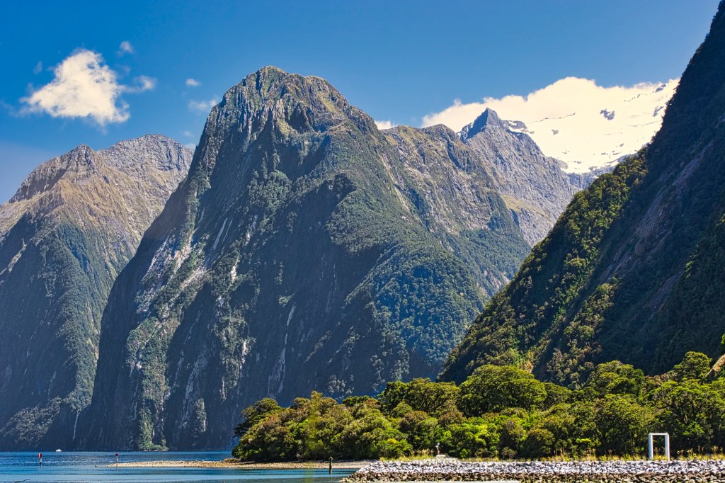 Peaks, Milford Sound, NZ
Nikon 70-300mm f/4.5-5.6 at 105 mm