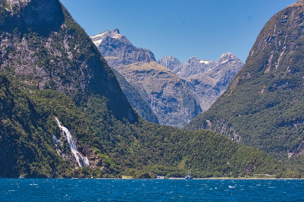 Bowen Falls, Milford Sound, NZ
Nikon 70-300mm f/4.5-5.6 at 105 mm