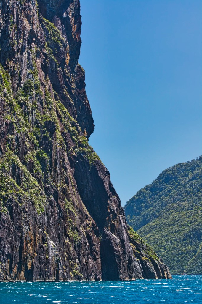 Cliffs, Milford Sound, NZ
Nikon 70-300mm f/4.5-5.6 at 105 mm