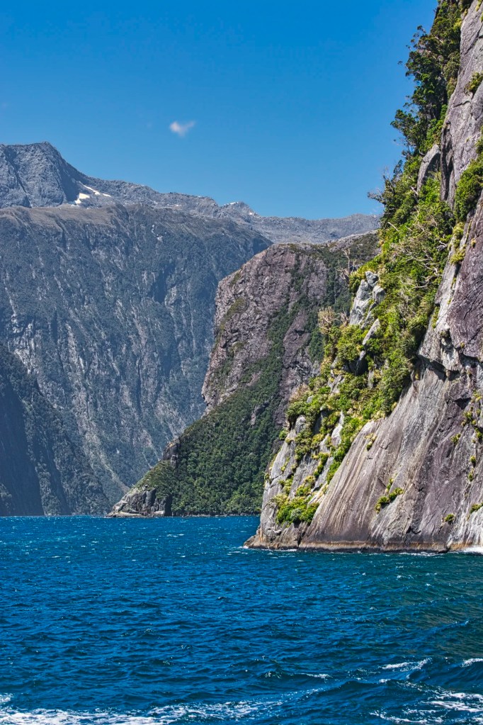 Cliffs, Milford Sound, NZ
Nikon 70-300mm f/4.5-5.6 at 105 mm