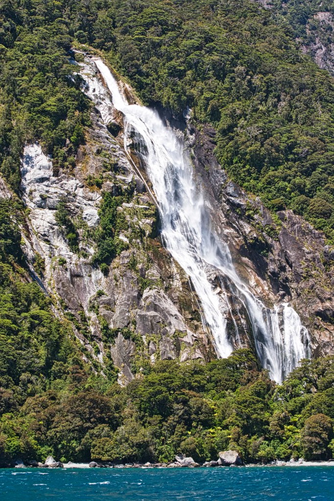 Bowen Falls, Milford Sound, NZ
Nikon 70-300mm f/4.5-5.6 at 105 mm