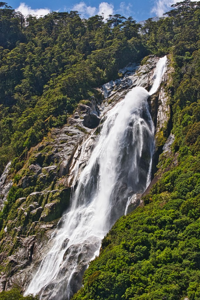 Bowen Falls, Milford Sound, NZ
Nikon 70-300mm f/4.5-5.6 at 105 mm