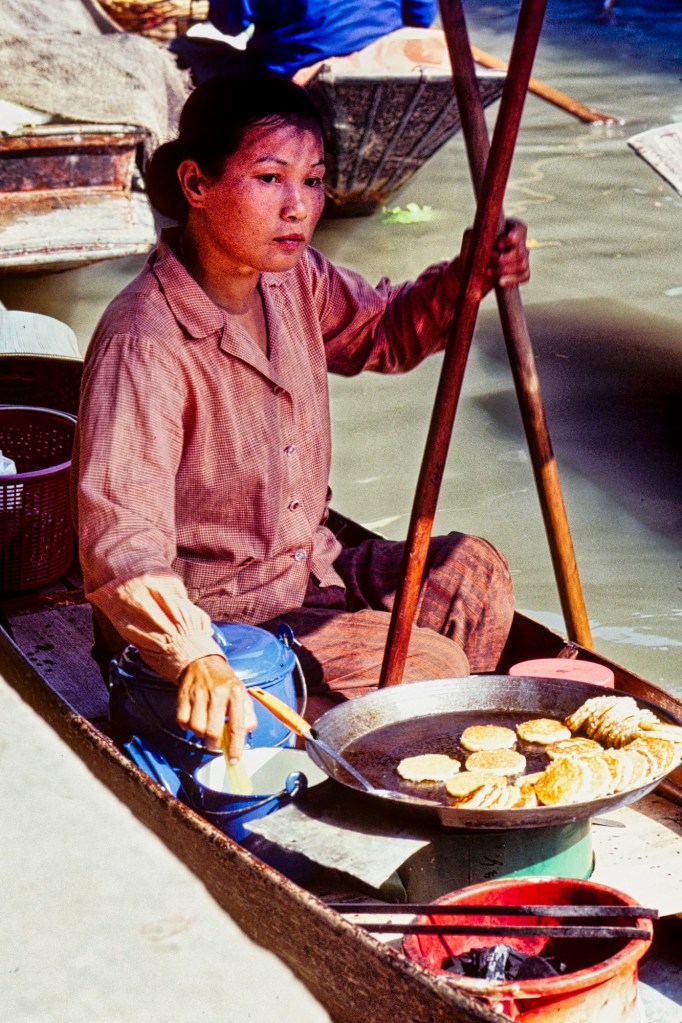 Snack Vendor, Damnoen Saduak Floating Market, TH
