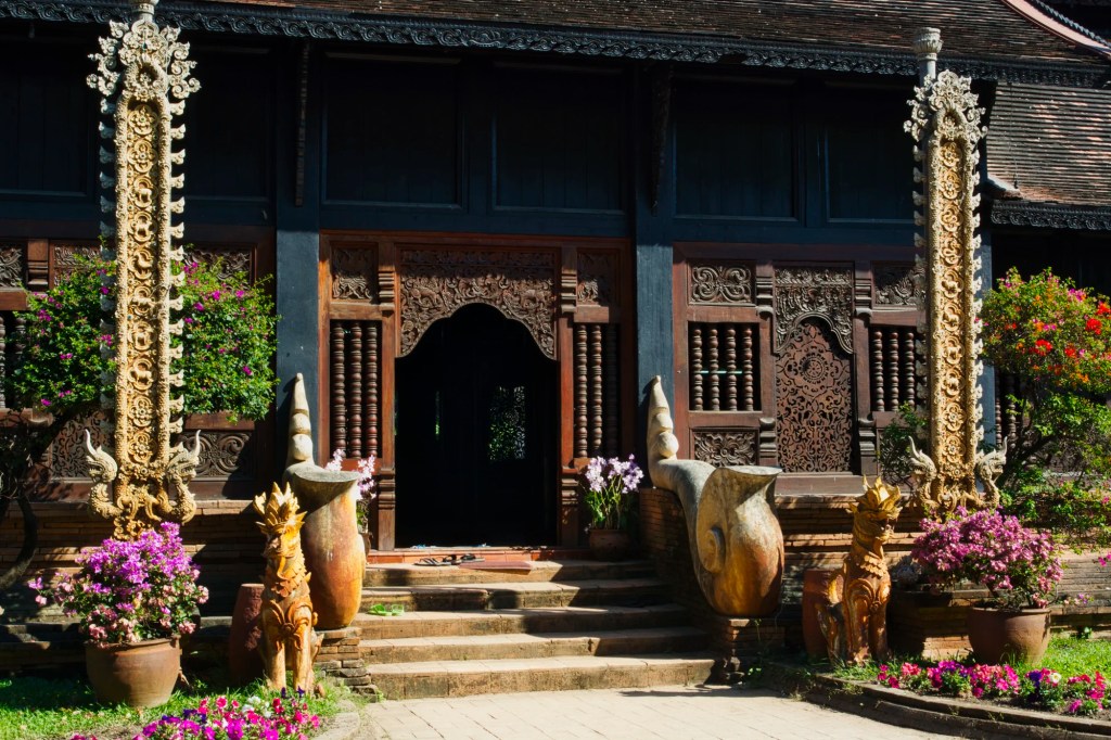 Wat Lok Moli Lana Carvings, Chiang Mai