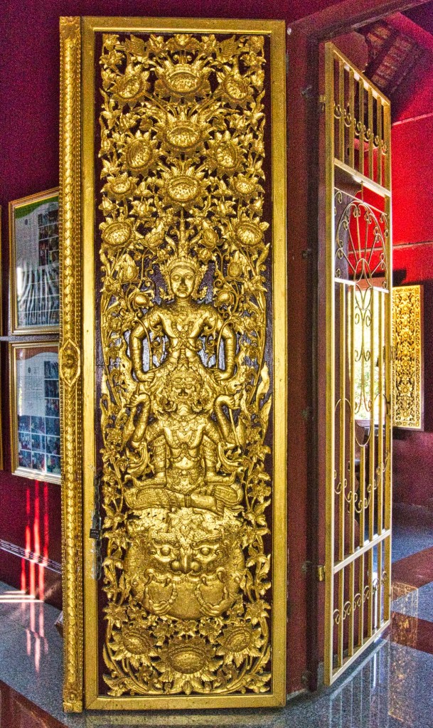 Wat RatchaMonthian door, Chiang Mai