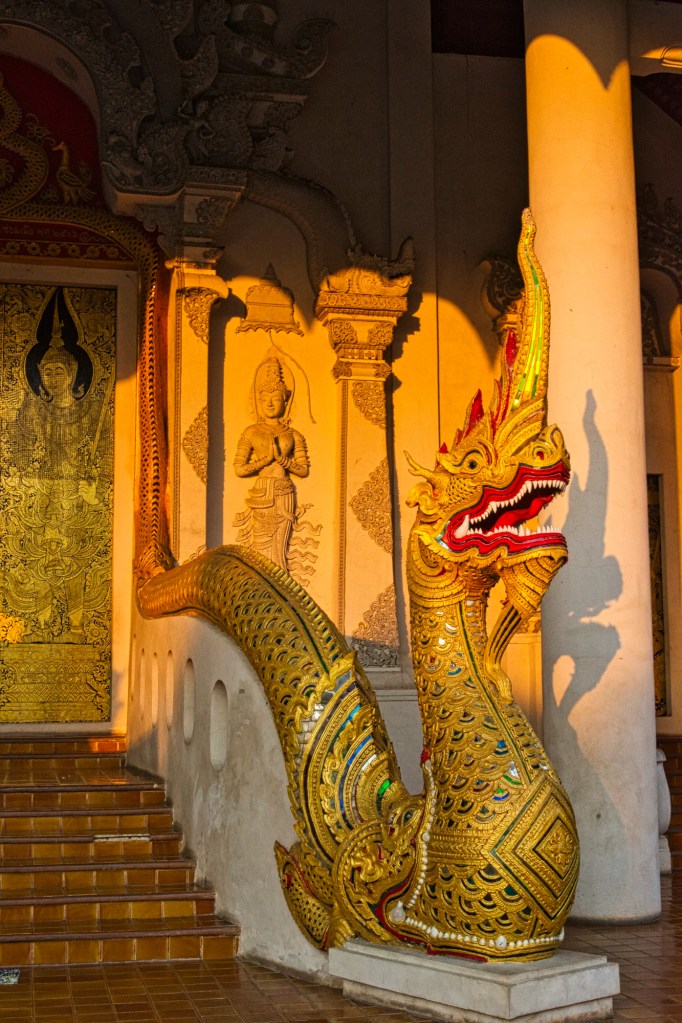 Naga, Wat Chedi Luang, Chang Mai TH Wat Chedi Luang Naga, Chiang Mai